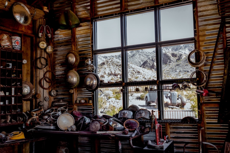 cordonnerie-BEAULIEU SUR MER-min_shop_window_part_junk_abandoned-138873